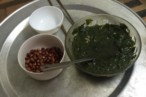 Bất thình lình về không báo trước, chồng nhìn thấy mâm cơm cữ mẹ nấu cho vợ mà sững sờ, cách anh giải quyết khiến ai nấy thán phục