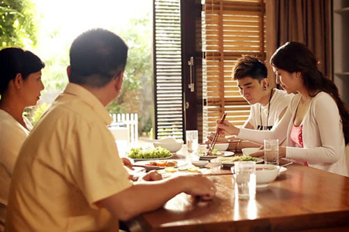 Bữa cơm ra mắt vui vẻ cho đến khi chàng trai gắp thức ăn cho bố vợ tương lai, chị em lắc đầu chỉ ngay cái sai phải sửa