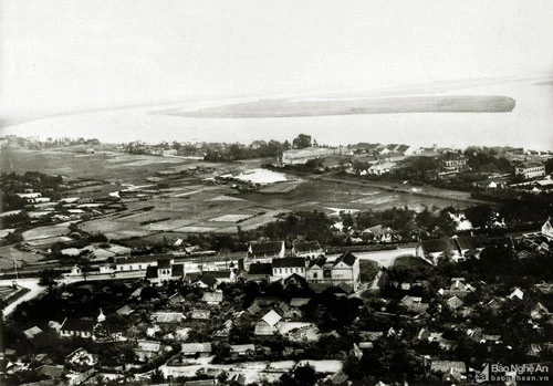 Toàn cảnh cảng Bến Thủy chụp trong quãng thời gian 1920-1929.