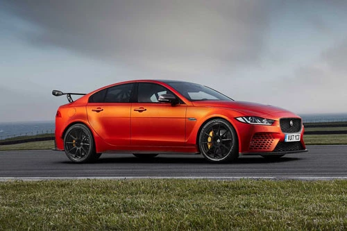 6. Jaguar XE SV Project 8 2019 (thời gian tăng tốc từ 0-96 km/h: 3,2 giây).