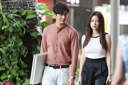 Anh trai dẫn bạn gái về ra mắt, cả nhà mừng rỡ khen nức nở, chỉ riêng tôi là giật mình sững sờ khi nhớ tới chuyện xảy ra mấy ngày trước