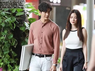 Anh trai dẫn bạn gái về ra mắt, cả nhà mừng rỡ khen nức nở, chỉ riêng tôi là giật mình sững sờ khi nhớ tới chuyện xảy ra mấy ngày trước