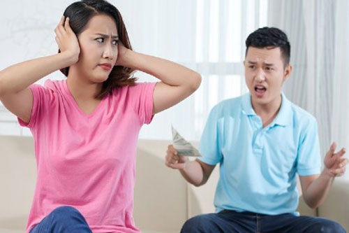 Vợ luôn kêu hết tiền nhưng liên tục mua đồ mới