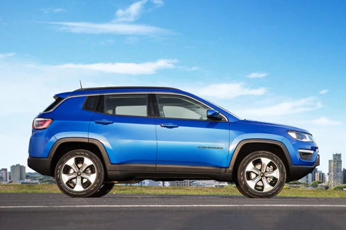 7. Jeep Compass (giá: 22.105-31.900 USD).