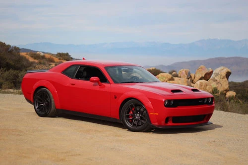 =8. Dodge Charger SRT Hellcat 2020 (thời gian tăng tốc từ 0-96 km/h: 3,4 giây).