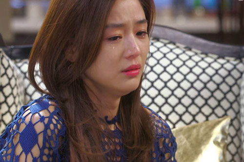 Nhìn những bức ảnh trong điện thoại của vợ sắp cưới, tôi bàng hoàng vì quá khứ "lẫy lừng" của em