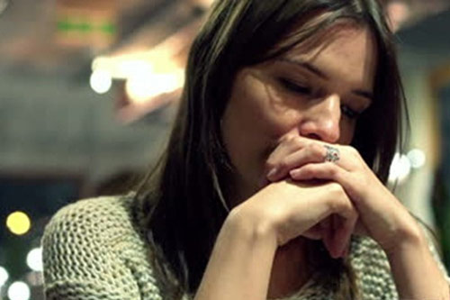 Giặt quần áo cho chồng, vợ "chết lặng" thấy tấm hình cũ được xếp ngay ngắn trong ví chồng