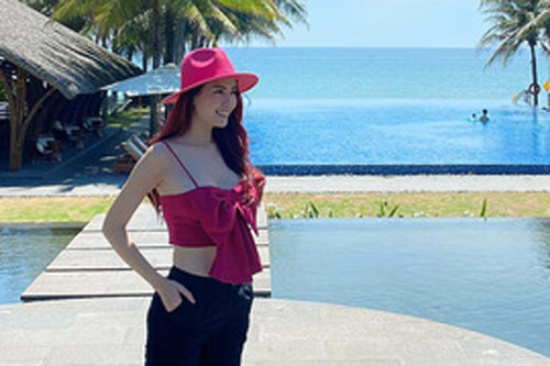 Phan Thị Mơ khoe dáng ở Hội An