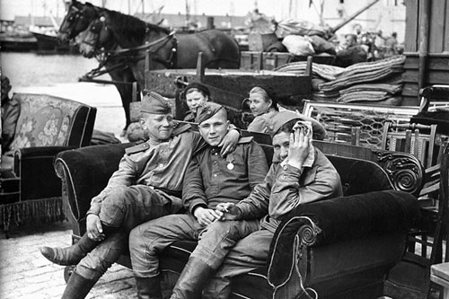 Hàng nghìn quân Liên Xô tử trận sau Ngày Chiến thắng: Nỗi khiếp sợ khiến quân Đức quyết "mở đường máu"