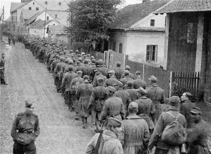 Hàng nghìn quân Liên Xô tử trận sau Ngày Chiến thắng: Nỗi khiếp sợ khiến quân Đức quyết mở đường máu - Ảnh 4.