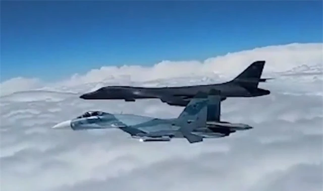 Video máy bay chiến đấu Nga “đuổi” máy bay Mỹ khỏi biên giới - 1