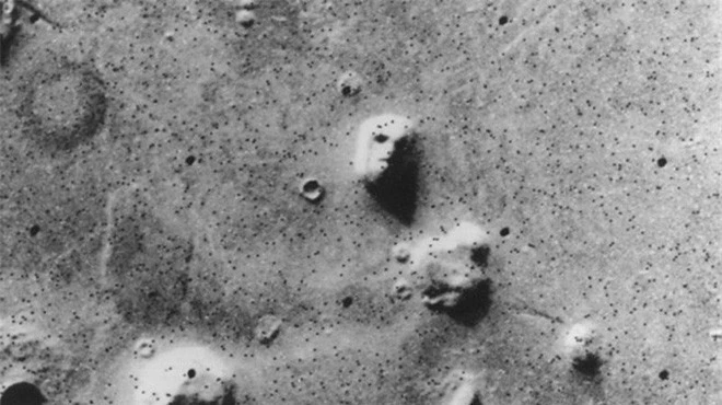  Những hình ảnh kỳ lạ nhất từng được chụp trên sao Hỏa - Ảnh 1.