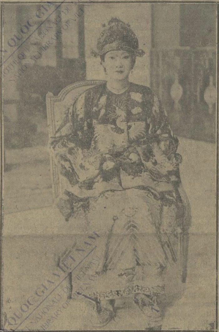 Hoàng hậu bận triều phục, ảnh đăng trên "Hà Thành ngọ báo" số 1972, ra ngày 3/4/1934. Nguồn: Thư viện quốc gia Việt Nam.