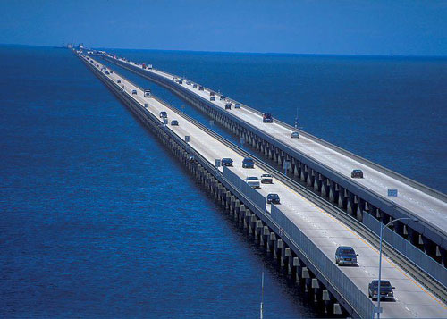 Cận cảnh cây cầu dài nhất thế giới: Đi mãi không đến nơi khiến bà bầu đẻ ngay trên cầu