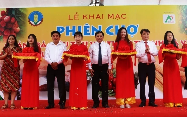 Các đại biểu cắt băng khai mạc phiên chợ.