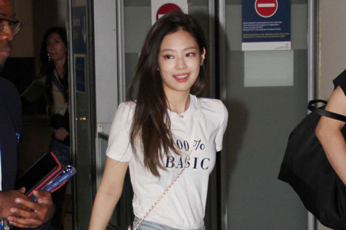 Áo phông đen - trắng đơn giản là vậy nhưng Black Pink diện lên vẫn cực "xịn", tất cả là nhờ 4 công thức