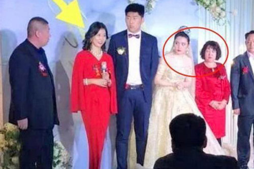 Cô dâu liên tục "liếc xéo" mẹ chồng khi lên sân khấu phát biểu khiến quan khách không khỏi tò mò