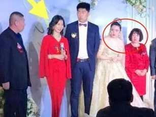 Cô dâu liên tục "liếc xéo" mẹ chồng khi lên sân khấu phát biểu khiến quan khách không khỏi tò mò