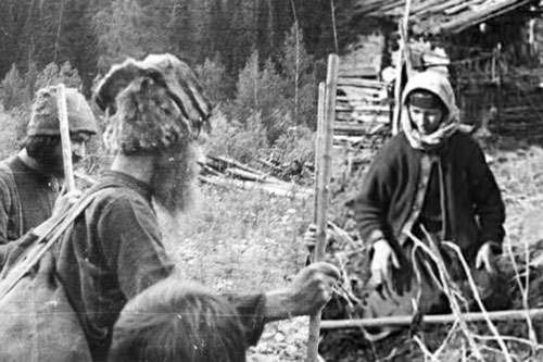 Suốt 40 năm, một gia đình người Nga sống cô lập trong vùng núi hoang dã tận cùng của Trái Đất và cắt đứt mọi liên hệ với nền văn minh nhân loại