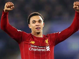 Alexander-Arnold nên đá tiền vệ ở Liverpool