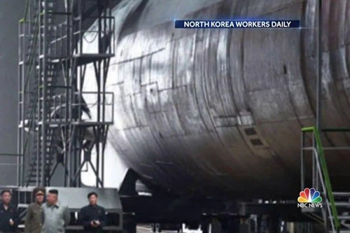 Bức ảnh được cho là Nhà Lãnh đạo Triều Tiên Kim Jong-un đang thăm một dự án chế tạo tàu ngầm tên lửa tại Nhà máy đóng tàu Sinpo. (Nguồn: Nbcnews)