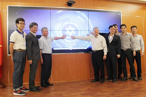Thứ trưởng Nguyễn Thành Hưng và đại diện 6 thành viên trong Liên minh Comeet bấm nút khai trương Giải pháp Hội nghị trực tuyến Comeet