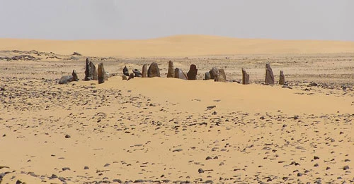 Nabta Playa (Ai Cập): Khu khảo cổ Nabta Playa nằm phía đông sa mạc Sahara khác lạ bởi vòng đá đứng. Những viên đá dựng thẳng đứng nặng vài tấn và có thể cao 2,7 m. Xuất hiện từ 6.000-6.500 năm trước, vòng đá đứng là sự liên kết thiên văn được phát hiện lâu đời nhất. Nabta Playa nằm cạnh hồ nước bị ngập một phần trong suốt mùa hè và mùa thu. Nhóm người sắp xếp các phiến đá thời đó có sự tiến bộ hơn. Nền văn hóa này có thể đã góp phần truyền cảm hứng cho triều đại Pharaoh phức tạp của Ai Cập.
