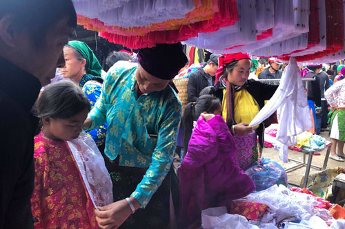 Đến Hà Giang khám phá vẻ đẹp đầy sắc màu của chợ phiên Đồng Văn