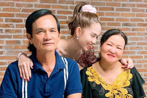 Đưa cả đại gia đình đi ăn, Ngọc Trinh tuyên bố: 'Ở đời, không để ba mẹ lo lắng chính là sự hiếu thảo nhất'