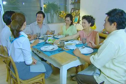 Đang ăn cơm, mẹ tuyên bố một câu khiến bố giật mình đánh rơi bát còn anh em chúng tôi thì nhìn nhau kinh ngạc