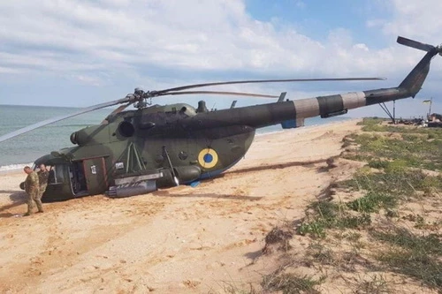Trực thăng Mi-8 của Không quân Ukraine gặp nạn trên bãi biển. Ảnh: Avia-pro.