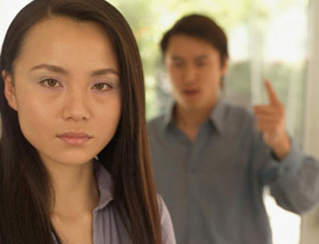 Kinh hoàng chồng cặp với 2 người đàn bà già