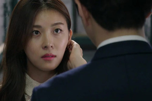 Đang ngủ say vợ bỗng nhiên bật dậy hốt hoảng: "Anh ơi, chồng em về"