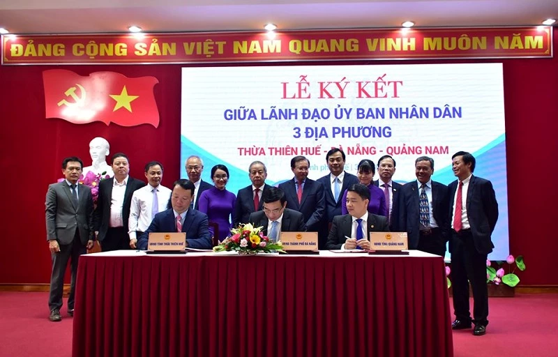 Phó Chủ tịch UBND 3 tỉnh, thành Thừa Thiên Huế - Đà Nẵng – Quảng Nam ký kết và công bố chương trình liên kết hành động phục hồi và phát triển du lịch ba địa phương.