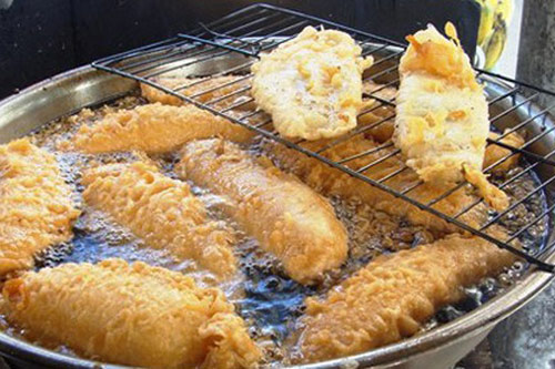 Cứ vô tư chiên thực phẩm kiểu này vừa mất vị giòn lại vừa độc hại
