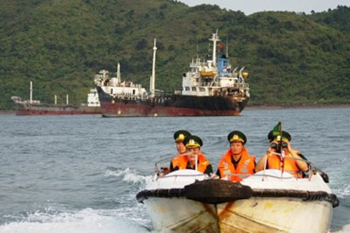 Tàu "ma" bán dầu lậu trên biển Việt Nam