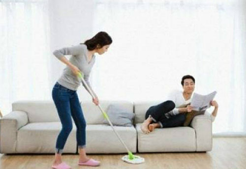 Chồng và gia đình anh cho rằng việc nhà là của phụ nữ