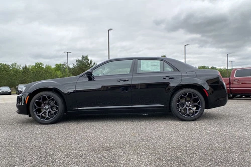 6. Chrysler 300 2020.