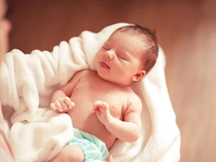 Trẻ sơ sinh "kị" nhất 4 người bế, mẹ nắm lấy để tránh kẻo hậu quả khôn lường
