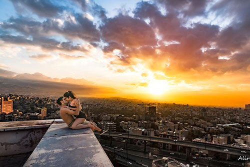 Đăng bức ảnh hôn nhau lãng mạn trước hoàng hôn rực rỡ, đôi trẻ tưởng được khen nào ngờ bị cảnh sát bắt giữ vì chi tiết không ngờ