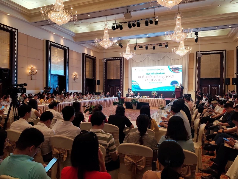 Diễn đàn Du lịch Huế năm 2020 thu hút rất nhiều doanh nghiệp lữ hành, du lịch, dịch vụ tham gia. Diễn đàn Du lịch Huế năm 2020 thu hút rất nhiều doanh nghiệp lữ hành, du lịch, dịch vụ tham gia.