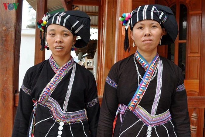 Trải qua nhiều đời sinh sống nơi núi rừng Lai Châu, đối mặt với thách thức đồng hóa về văn hóa dân tộc, nhưng người Lự vẫn giữ gìn được những nét văn hóa truyền thống riêng biệt, trong đó có trang phục truyền thống của người phụ nữ. Trải qua nhiều đời sinh sống nơi núi rừng Lai Châu, đối mặt với thách thức đồng hóa về văn hóa dân tộc, nhưng người Lự vẫn giữ gìn được những nét văn hóa truyền thống riêng biệt, trong đó có trang phục truyền thống của người phụ nữ.