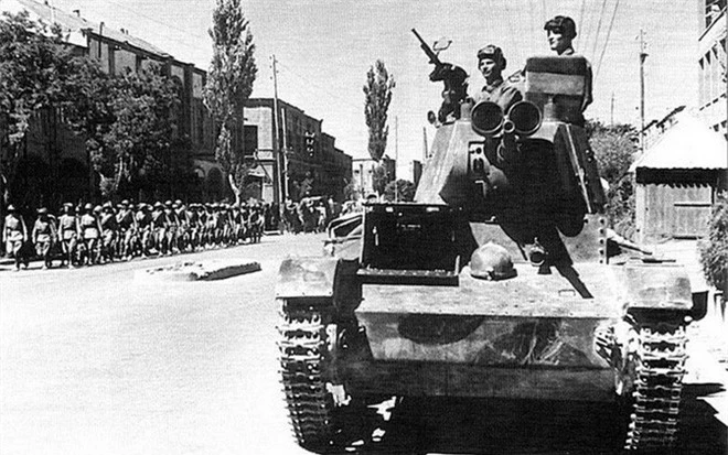 Liên Xô đưa quân đánh chiếm Iran ngay lúc phát xít Đức tiến sát Moscow - Ảnh 2.