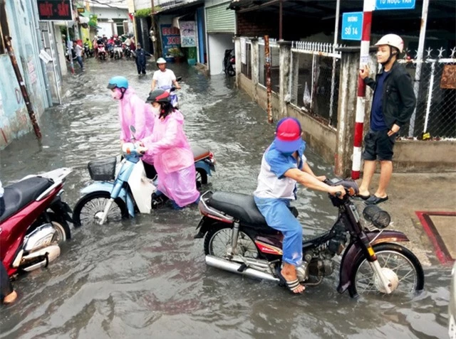 Nhiều khu vực ở TP.HCM chìm trong biển nước sau cơn mưa lớn chiều 30/5 - Ảnh 9.