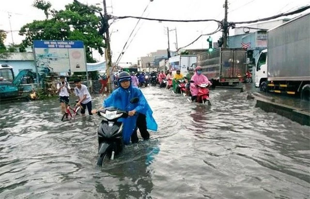 Nhiều khu vực ở TP.HCM chìm trong biển nước sau cơn mưa lớn chiều 30/5 - Ảnh 2.