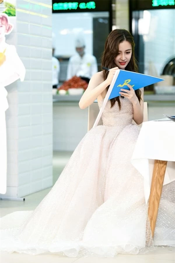 Tiết lộ thêm loạt hình ảnh mới của Angelababy: Xinh đẹp như công chúa, ai mà tin đã là bà mẹ một con 5