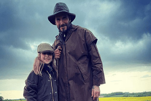 Xuất hiện cùng con gái cưng, David Beckham bị mỉa mai hói đầu nên phải đội mũ