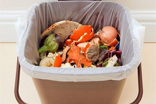 "Rẻ như cho mà nhanh như gió": Chỉ cần đổ giấm lên mẩu bánh mỳ vứt đi, thùng rác hôi đến mấy cũng hết