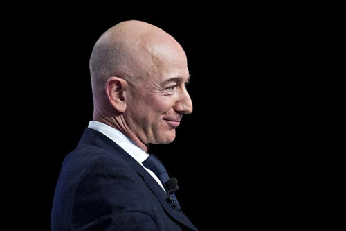 Tài sản của tỷ phú Jeff Bezos vẫn gia tăng khi cổ phiếu Amazon tăng trưởng, người tiêu dùng thay đổi thói quen mua sắm do dịch bệnh và cách ly. Ảnh: Bloomberg.