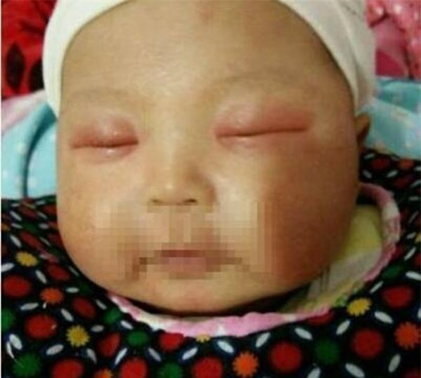 Nghe tiếng con khóc ngặt trong phòng bà, mẹ trẻ bàng hoàng khi thấy cảnh bà cầm kim khâu